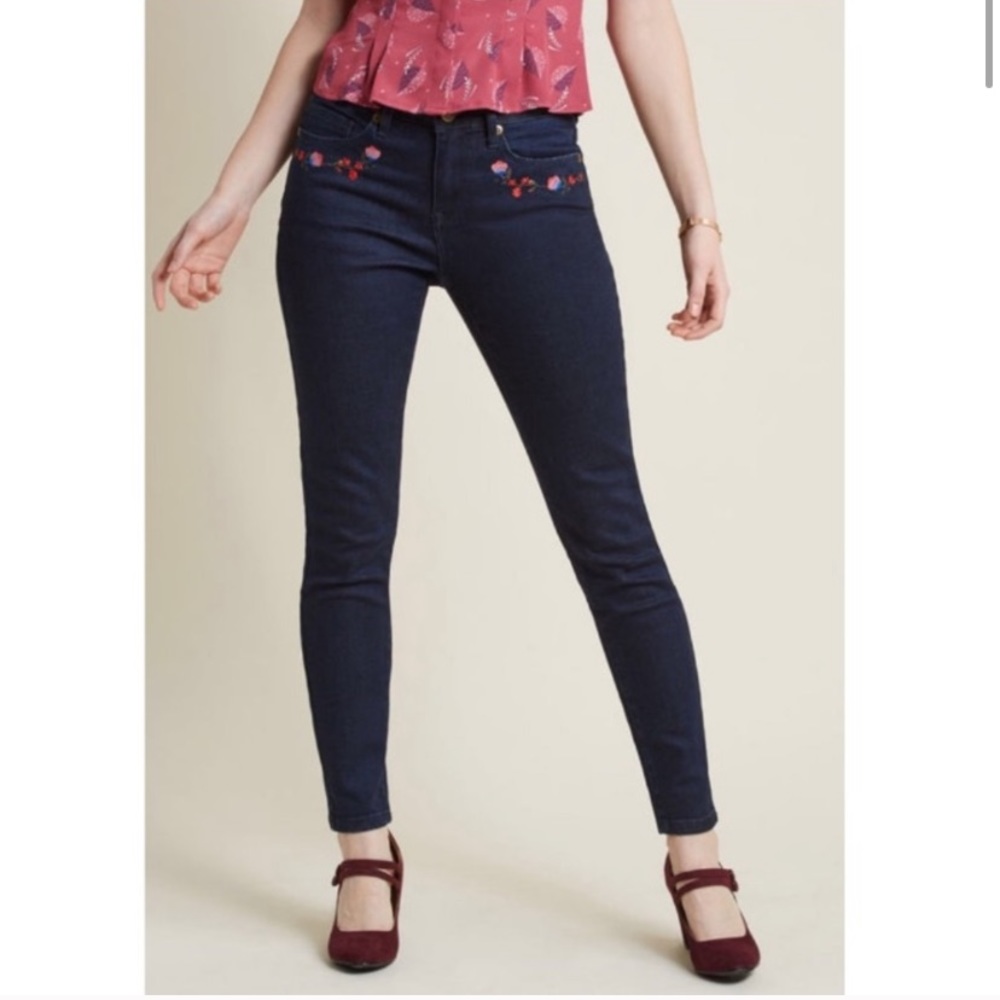 MODCLOTH Embroidered Floral Dark Skinny Jean L